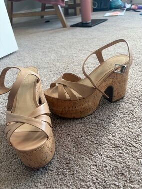 Schutz size 7.5 platform sandal